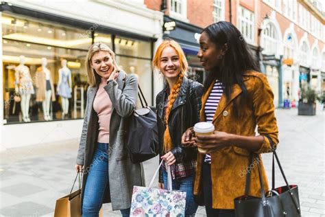 Mädchen Einkaufen Und Zu Fuß In Die Stadt — Stockfoto © William87