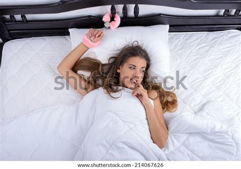 寝室のベッドに鎖で繋がれた手錠でベッドに横たわる若いセクシーな女の子写真素材214067626 Shutterstock