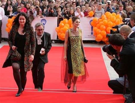 „vstoupit do manželství je vždy velký krok, pro helenu však znamená zásadní změnu života. Mezinárodní filmový festival Karlovy Vary | Karlovy Vary ...
