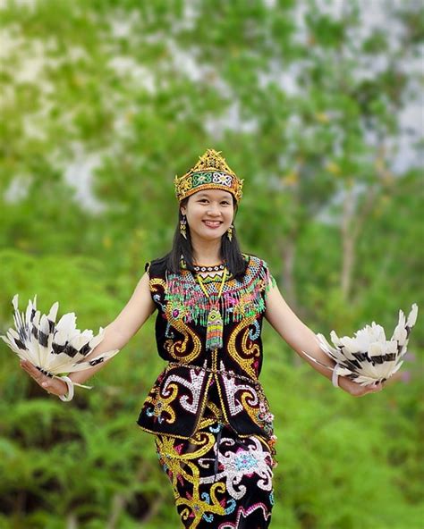 Keunikan Pakaian Adat Kalimantan Barat Beserta Aksesoris Dan Maknanya