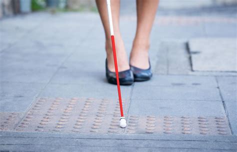 el bastón blanco una herramienta imprescindible para la vida cotidiana de las personas ciegas