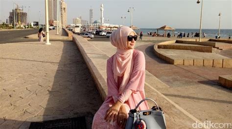Foto Pesona Citra Kirana Tampil Dengan Hijab Serba Pink Di Jeddah