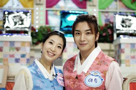 Leeteuk has a dimple that shows on his right side, which makes him look really cute. 100131 Leeteuk with his sister @ Star Junior