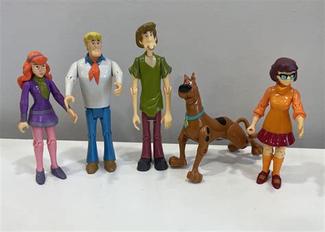 Scooby Doo Action Figures Lot Of 5 Figures Fred Velma Shaggy Daphne And Scooby Doo Ebay