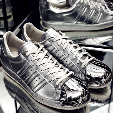 The adidas superstar is one of the three stripes' signature shoes since it was first released as a basketball shoe in 1970. adidas Superstar - srebrny metallic - najlepsze-kicksy.pl