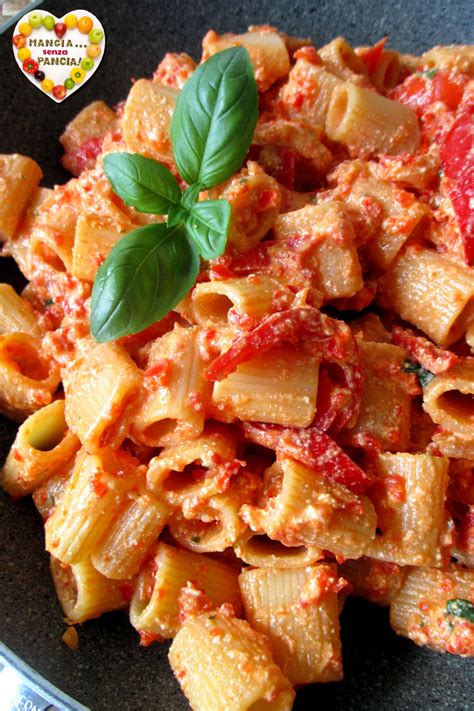 Pasta con crema di peperoni senza panna. Pasta con crema di peperoni, velocissima e senza panna