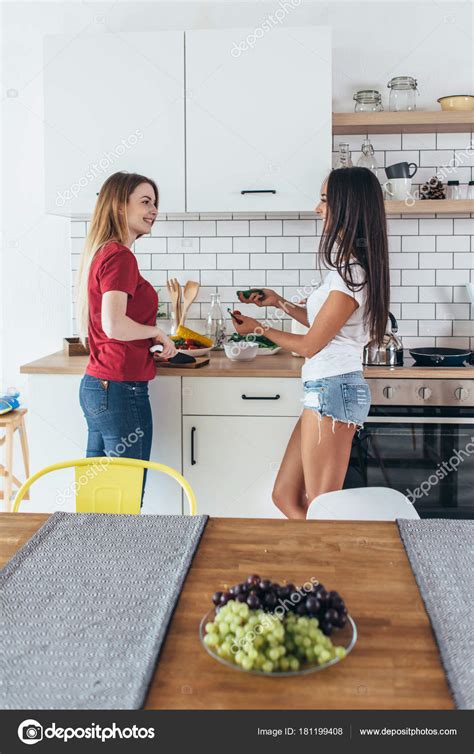 Descubre anuncios de casas de particulares e inmobiliarias. Dos mujeres en cocina cocinando hablando preparando comida ...