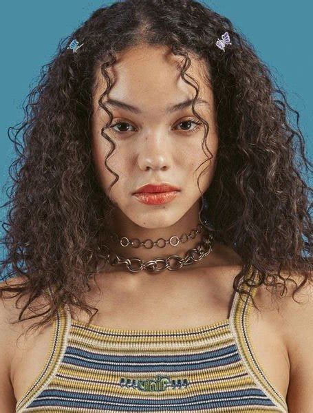 If you have natural curls, then this might be the style for you. 90s Hairstyles That are Cool & Trending Again - The Trend ...