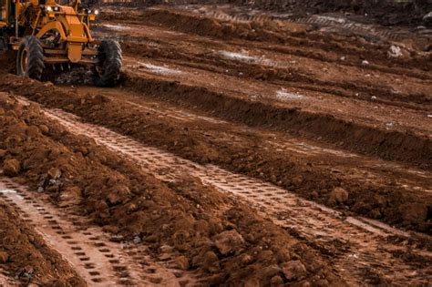 Fill Dirt vs Topsoil: How to Use & Where to Find It