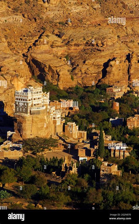 Yemen Wadi Dhar Rock Palace Dar Al Hajar Stock Photo Alamy