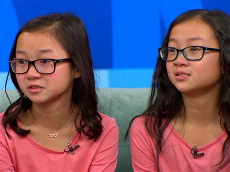 คลิปสุดซึ้งเมื่อเด็กหญิงฝาแฝดจีนได้เจอกันครั้งแรก หลังโดนถูกจับแยก ...