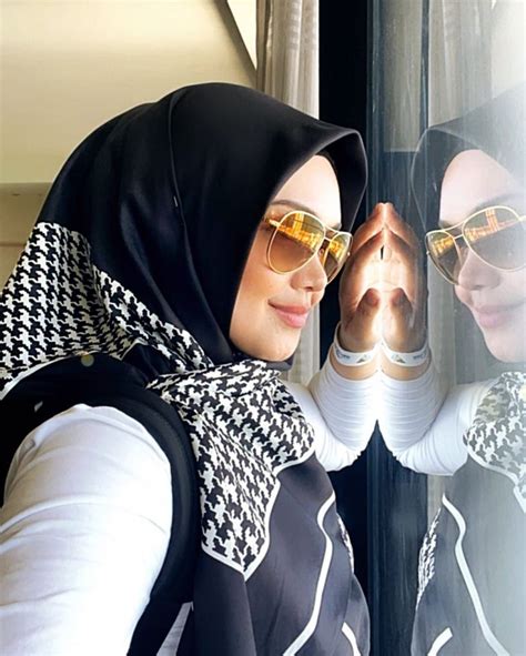 Marissa memang punya usaha seperti penjualan dan penyewaan kostum ala putri duyung yang bisa dipakai berenang hingga pemotretan. Terpikat Gaya Hijab Siti Nurhaliza, Helaian Tudung Bawal ...
