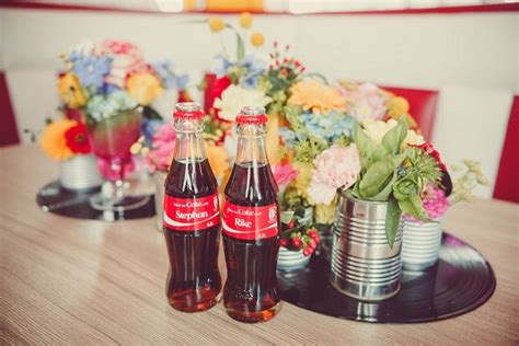 Sie symbolisieren beständigkeit, liebe und glanz oder geben. Zweiter Hochzeitstag von Friederike & Stefan im Fifties Stil | Zweiter hochzeitstag ...