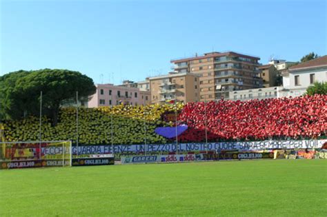 Reggina e catanzaro si sono affrontate il 12/10/2019 alle 20:45derby tutto calabrese in questa 9° giornata di serie c. Matrimonio allo stadio per il capo ultras del Catanzaro: è ...