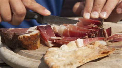 Quindi scaldate una piastra e grigliatele mantenendole morbide. Speck Alto Adige IGP, il prosciutto delle Dolomiti | Wine ...