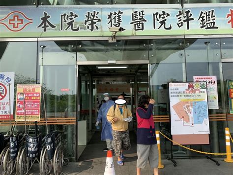 Jun 09, 2021 · 嘉義縣衛生局長趙紋華今9日公布案12038的足跡。（嘉義縣政府提供∕呂妍庭嘉義傳真） 翁章梁說，案12038於3日當天下午4點多搭高鐵0845車次，坐在4車. 嘉義長庚再緊縮探病時間 禁護理之家探視 - Yahoo奇摩新聞