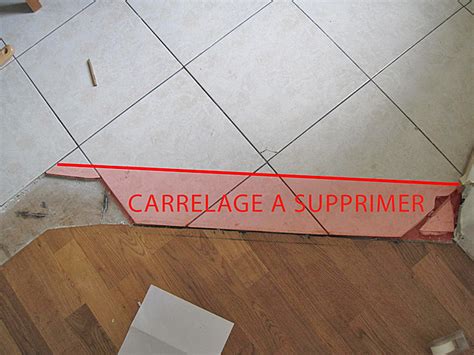 Dans les cuisines et salles de bains, la plinthe suit le matériau du sol plus souvent que dans les autres pièces. Couper plinthe carrelage deja posé