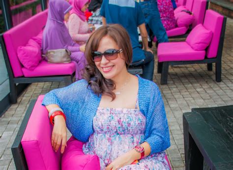 Dengan memadukan konsep art galery dan juga restoran, membuat café lawang wangi terlihat begitu menarik dan unik untuk dikunjungi. CUCI MATA @ BANDUNG (LAWANG WANGI) ~ HOTMOM