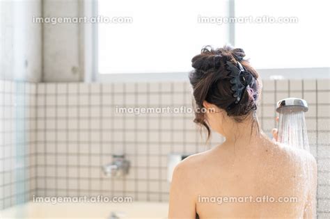 お風呂でシャワーを浴びる若い女性の写真素材 [178260717] イメージマート