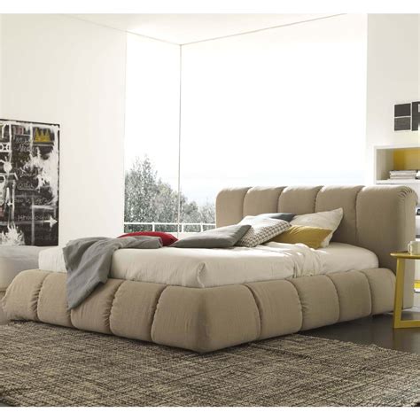 I modelli dei letti imbottiti di tomasella sono disponibili in varie misure e con o senza contenitore per rispondere alle diverse esigenze di spazio degli ambienti. Letto Sharpei, tessuto, missmacchio, imbottito, letti, letti design, letti moderni, Sma Mobili ...