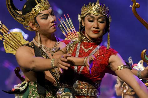 Dalam perang bharatayuddha, dewi srikandi tampil sebagai senapati perang pandawa menggantikan resi seta. Wayang Orang Arjuna Dan Srikandi - Ki Dalang Rohmad Hadiwijoyo