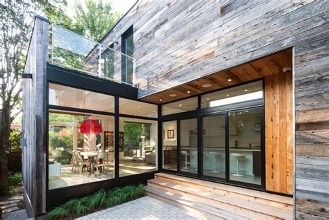 A arquitetura contemporânea é a mais presente nas fachadas de casas minimalistas modernas investindo em formas geométricas simples e com bastante linhas para levar esse toque mais clean para a arquitetura criando espaços vazios e outros preenchidos que formam uma harmonia perfeita. Diseño de casa de dos plantas en esquina, fachada e interior