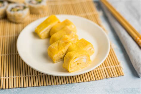 How to make tamagoyaki, a japanese rolled omelet