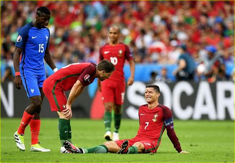Photo Cristiano Ronaldo Injures Knee Euro Game 30 Photo 3702984