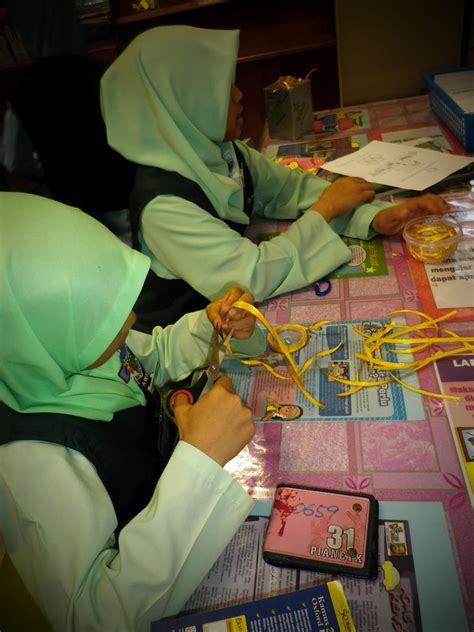 Penanda buku, seperti yang digunakan untuk menandakan satu tempat di sebuah buku. PUSAT SUMBER SEKOLAH: PROSES MEMBUAT PENANDA BUKU