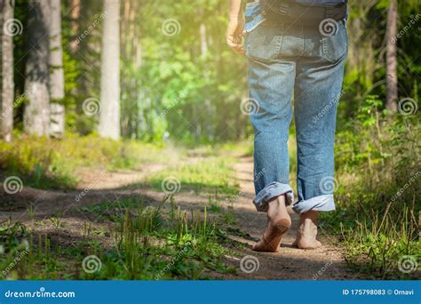 Hombre Caminando Por El Bosque De Senderos Cierre De Los Pies Desnudos