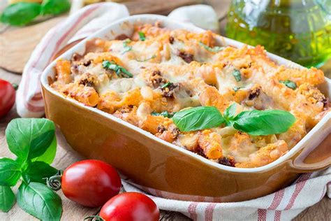 Any type of pasta will work. Pasticcio di pasta con ragù - Scarlino