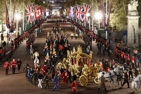 King Charles S Coronation Rehearsal Lights Up London Night Bbc News