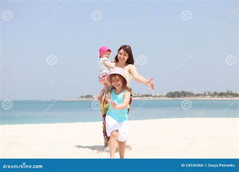 Sirva De Madre Y Sus Dos Pequeñas Hijas En La Playa Imagen De Archivo