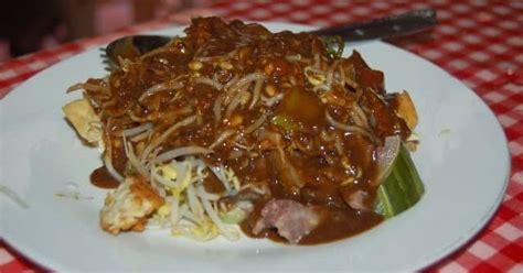 Lontong ini terbuat dari berbagai macam bahan, seperti toge, lontong, tahu goreng camilan khas jawa timur. Rujak Cingur, Makanan Khas Daerah Jawa Timur - Oke Pos