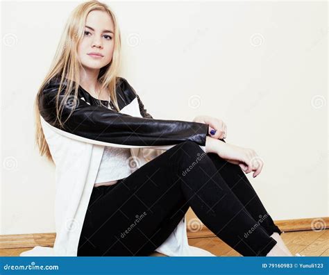 De Jonge Vrij Tiener Blonde Meisjeszitting Op Vloer Wanhoopt Thuis Stock Afbeelding Image Of