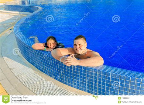 Het Blije Gelukkige Tiener En Meisjes Ontspannen In Zwembad En