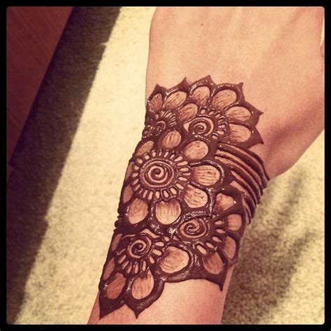 Henna tattoos with floral patterns will add a touch of. #henna #quick #stylish #mehandi #wrist | Tattoos | Henna ...