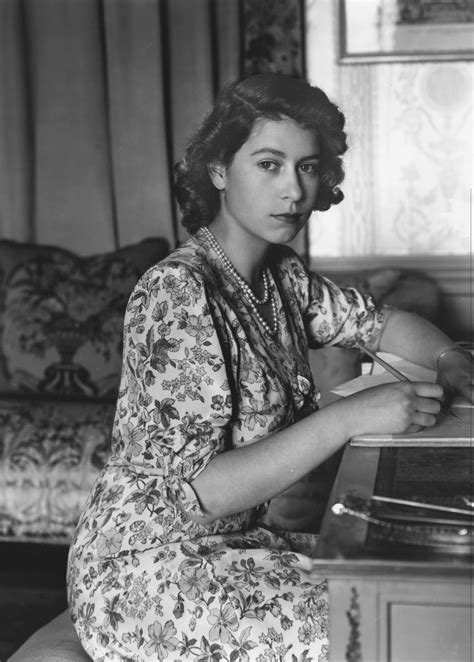 Elizabeth ii is queen of the united kingdom and the other commonwealth realms. Young Queen Elizabeth II, 1944 2494x3484 : HistoryPorn