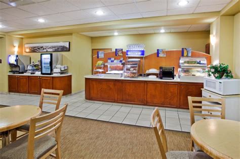 The hotel is located 6 miles from the myrtle beach airport (myr) and close to all activities myrtle beach has to offer. Holiday Inn Express Broadway at the Beach - Myrtle Beach, SC