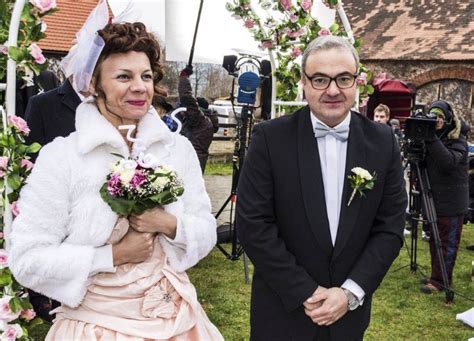 Je to známý český moderátor a herec. „Koupil jsem kování. Teda prsten se šutrem": Martin Zounar ...