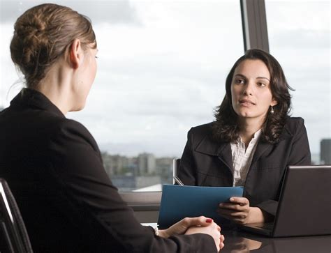 Saat menjawab pertanyaan interview ini, cobalah untuk selalu jujur, bernada positif dan fokus pada solusi. Cara Menjawab Tiga Pertanyaan yang Sering Ditanyakan Saat Interview - IntiPesan.com