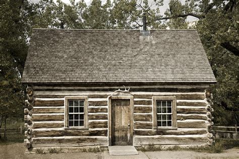 It was moved in 1939 when it was the centerpiece of the north dakota pavilion at the new york worlds fair. Teddy Roosevelt's Maltese Cross Log Cabin Retro Style ...