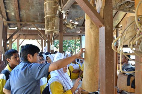 Maybe you would like to learn more about one of these? krafjohor: Kunjungan SMK Ulu Tiram
