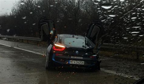Bmw i8 (unregistered) accident thalawathugoda. BMW : Une i8 au tas