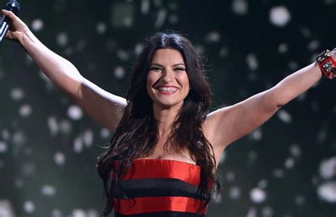 E' sempre in viaggio laura pausini, ma con sè porta sempre sua figlia paola, avuta dal compagno paolo carta. Laura Pausini, Natale in famiglia con la figlia: è ...