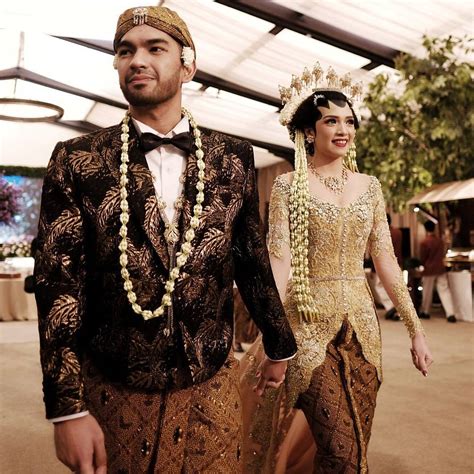 Barry irawan make up pengantin adat jawa yogya putri & paes ageng, beberapa cuplikan prosesi panggih dan penjelasan mengenai pakem make up pengantin jawa. Pakaian Adat Jawa Timur Hijab - Baju Adat Tradisional