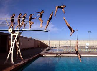 Soñar que estamos en una piscina rodeada de plantas hermosas indica que deseamos vivir fuertes. El Agua ¡¡Ese líquido vital!!: Deportes Acuáticos