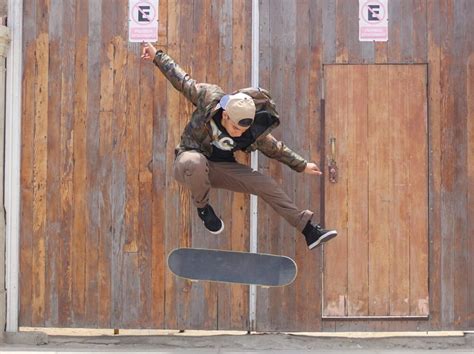 For ice skaters, you must have figure skates and with that, i hope you find these figure skating tricks for the beginner very useful. Beginner-Skate-Tricks-Kickflip | Skate The States