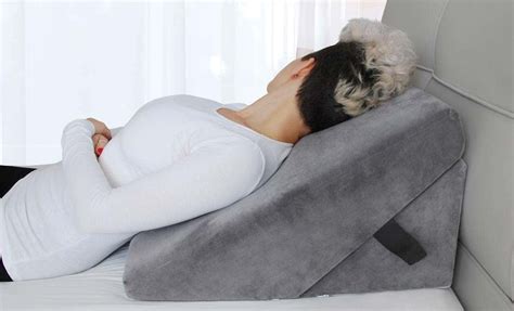 This bed wedge pillow is hypoallergenic and dust mite resistant. Top 10 Best Foam Bed Wedge Pillows in 2020 Reviews | Guide