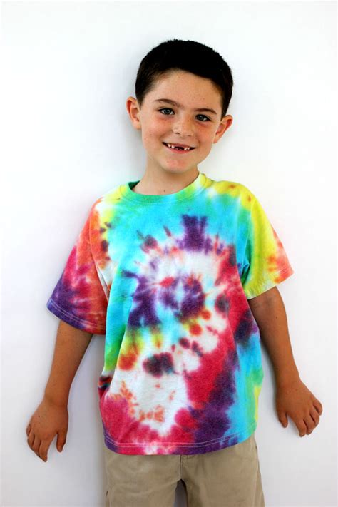 To tie dye a shirt, how to tie dye, how to make a tie dye shirt, diy tie dye shirts, making tie dye shirts, tie dying techniques, tie dyeing techniques. How to Tie Dye Shirts with Kids - Happiness is Homemade